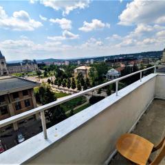 Center room with Palace View