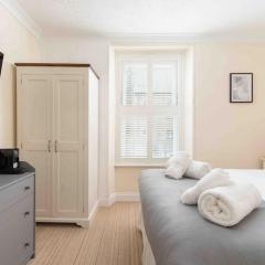 Room 4, Hotel style double bedroom in Marazion