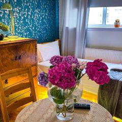 Lovely flat near train station and central london