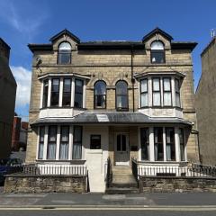 Stay with airhgt at Mid century inspired Harrogate apartment with courtyard dining area