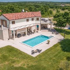 Lovely Home In Bale With Kitchen