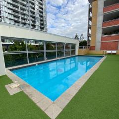 Quiet 1 Bedroom apartment w pool, gym, walk to QUT