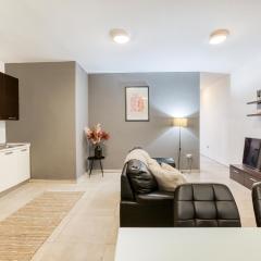 Spacious central 2BR, just off UNI & Hospital & WIFI by 360 Estates