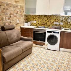 City centre Pied-à-Terre near food market and walking distance to bus terminus