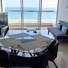 apartamento de estreno con balcón frente al mar.