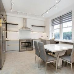 Modern Chelsea Flat, 3Bd 2Bath, with Parking