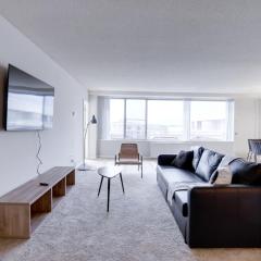 Fantastic 2 BR Apt + Den @Crystal City With Gym