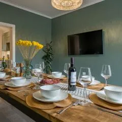 Premium Designer 4 Bedroom Home in Clifton - 3 Bathrooms & Cinema Room