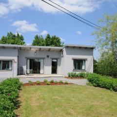 Spacious bungalow for 6 people with hot tub and large landscaped garden