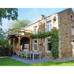 Stone-built holiday home in Werpin with garden