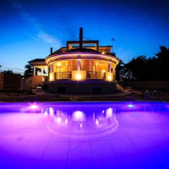 Grand villa on top of a hill with endless bay views, private pool, south coast