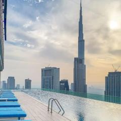 Paramount 2 Bed Apt, Roof Top Bar and Pool overlooking Burj, Triple Balcony, Fully Equipped, Free Toiletries, Full Kitchen, 2 and half Bathrooms, Ground Floor Supermarket, Influencers Haven, Sunrise and Sunset Views over the Sea From All Balcony