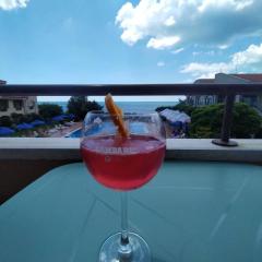 SUN AND FLOWERS APARTMENTS in front of the sea