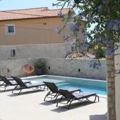 Apartments Mia with pool near Medulin