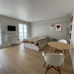 Superbe studio avec balcon, situé entre 6è et 7è !