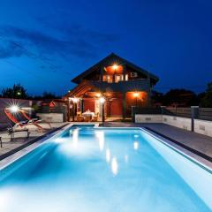 Luxurious Holiday Home in opot with Pool