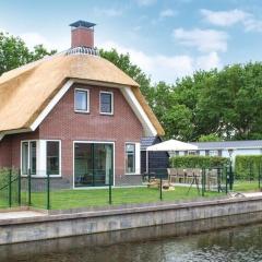Beautiful villa with enclosed garden, in a holiday park on the Frisian lakes