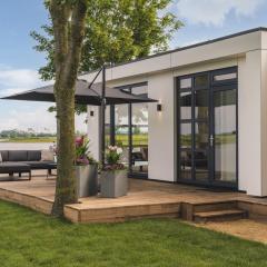 Luxurious holiday home on the water in the Betuwe