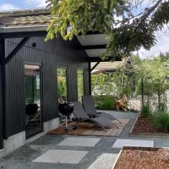 'The Black Lodge' with private garden - 15 minutes from Bruges and Belgian coast - Boho style