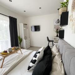 Cozy Studio Apartment with Terrace + Free Parking