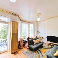 Balcony Flat, 1st floor, with 2 Bathrooms near Tube Station