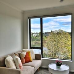 Amazing the Waikato River-View Brand New Villa with 4 bedrooms