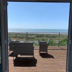 Cliff Haven- Spectacular sea views from balcony, pets go FREE