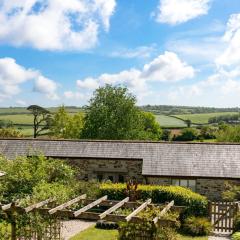 Linhay at East Trenean Farm -Luxury retreat for 2 with stunning rural views, private hot tub and EV charging
