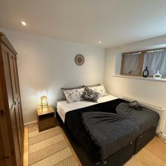 Double or Twin Room in a Sharing House London Zone 2