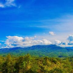 Grand Vista View- Breathtaking Views, FREE tickets for each paid day, Hot Tub, WIFI