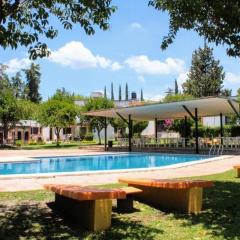 ¡Casa bonita frente a alberca, lago y área verde!