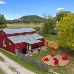 Gorgeous Barn Cabin with Firepit 10min from Main St!