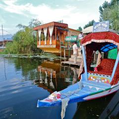 Green view group of houseboats