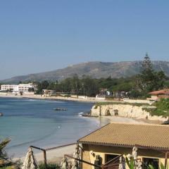 Apartment in villa with swimming pool 20 meters from the sea