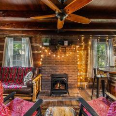 Boozy Bear Bungalow romantic cabin 5 mins 2 downtown with hot tub and fire pit