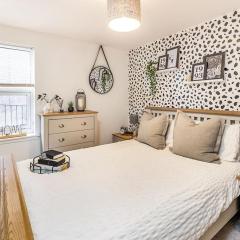 Modern 2 bedroom Flat in Montrose