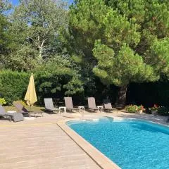 Villa avec Piscine chauffée et parc arboré située à 100 m de la Plage et Forêt sans vis à vis