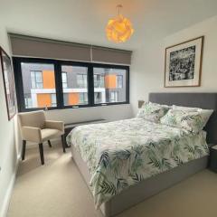 Chic 2BD Flat with Private Balcony - Greenwich