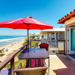 3009 Ocean St Main Beautiful Oceanfront Condo w/Private Balcony, Free WiFi