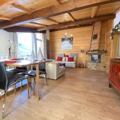 Appartement de Charme avec Cheminée à Praz sur Arly - 2 Chambres, Balcon, Proche Ski et Centre - FR-1-603-80