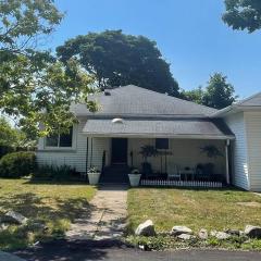 Right on the River! walking to town/artpark/docks