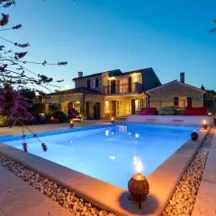 Villa ARtIEN with swimming pool