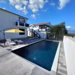 Apartment with a pool mountainview near the sea!