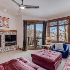 1061- Spacious Mountain Townhouse with Garage Shared Hot Tub and Pool