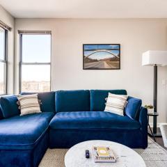 CozySuites Music Row Spacious 2BR with free parking 01