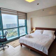 One Uptown BGC Modern & Spacious, Great Location, 200mbps & washer