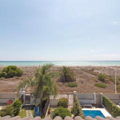 Global Properties, Adosado en primera linea de playa con vistas al mar