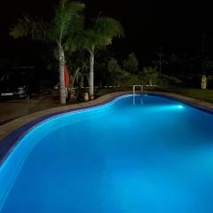 Villa avec Piscine, Terrain de Foot et Aire de Jeux pour Enfants