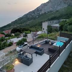 Old Dalmatian House with Jacuzzi Martine