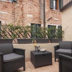 Sant'Aponal Cozy Apartment with Balcony R&R